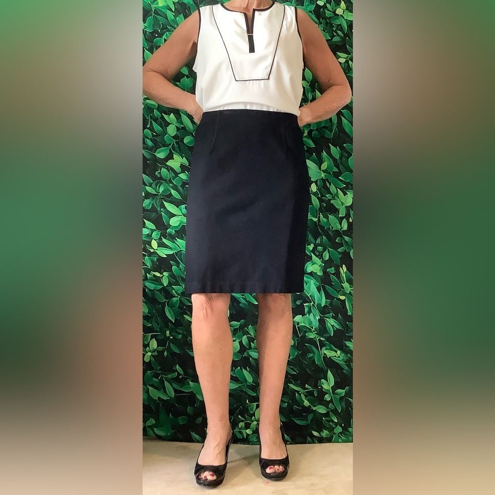 ⚪ Calvin Klein White Split-Neck Sleeveless Blouse w/Black Trim & Gold Bar – Sz M
